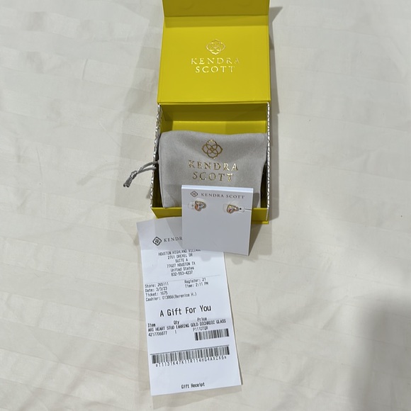 ARI HEART STUD EARRINGS gold dichroic glass - Picture 4 of 5